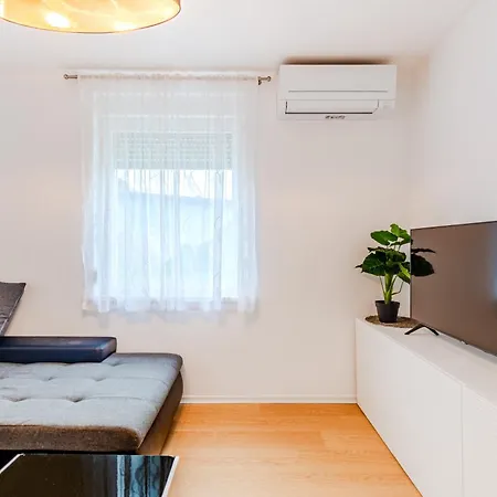 Hosnar, Apartma Lev 아파트