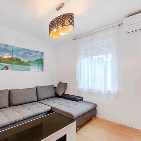 Hosnar, Apartma Lev Bovec