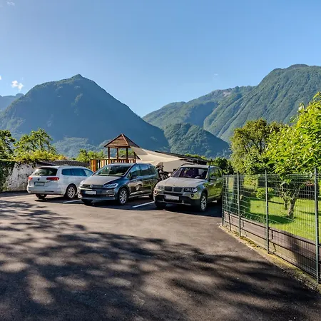 Hosnar, Apartma Lev 아파트