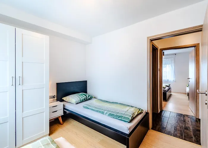 Daire Hosnar, Apartma Lev Bovec